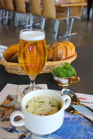 標高は1967m。アルコールの飲み過ぎは禁物だが…。乾いた空気のなかの冷えた一杯は極上の味わい