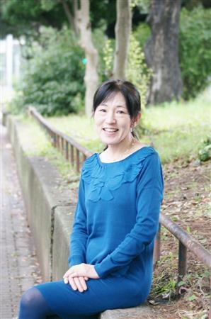 自身も貧乏経験をしたという作家の谷川直子さん。「貧乏だったころは空想して楽しんでましたね。あそこの角を曲がればお城だ、とか（笑）」＝２０１４年１０月２３日（塩塚夢撮影）