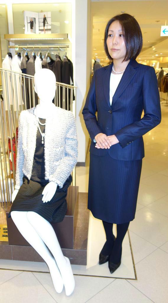 女性管理職向けのスーツ選びではサイズ感が大切だという＝東京都中央区の日本橋高島屋