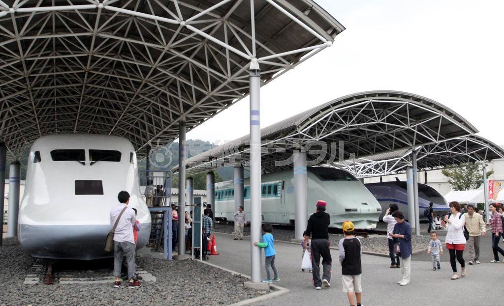 左からＪＲ東海の「３００Ｘ」、ＪＲ東日本の「ＳＴＡＲ２１」、ＪＲ西日本の「ＷＩＮ３５０」＝滋賀県米原市