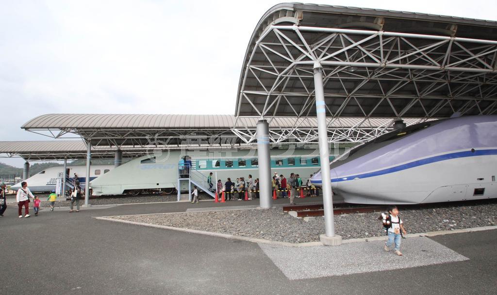 施設内に保存されているＷＩＮ３５０、ＳＴＡＲ２１、３００Ｘ（手前から）