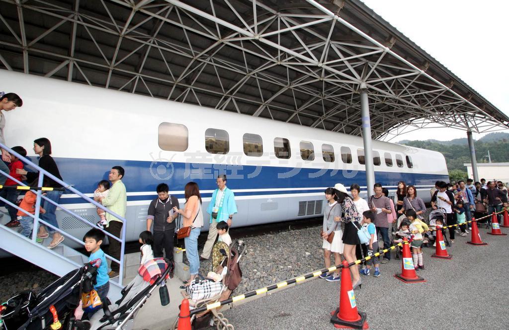 「３００Ｘ」の車内に入るために並ぶ人たち