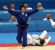 アテネ五輪の柔道女子６３キロ級決勝で一本勝ちし、優勝を果たした谷本歩実選手＝２００４年８月