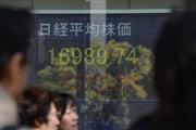 日経平均株価が約７年ぶりに一時１７０００円台に回復した＝４日、東京・八重洲（寺河内美奈撮影）