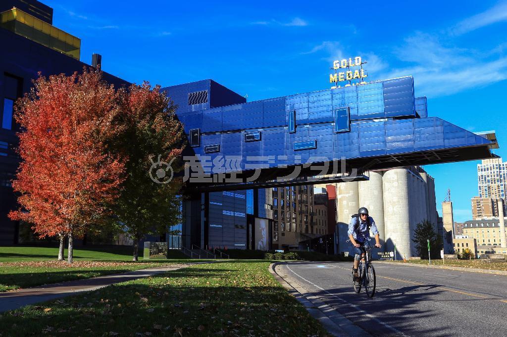 ミシシッピ川に突き出すように建てられたガスリー劇場。デザインはフランス人建築家ジャン・ヌーベルが担当した＝２０１４年１０月１５日、米ミネソタ州ミネアポリス（緑川真実さん撮影）