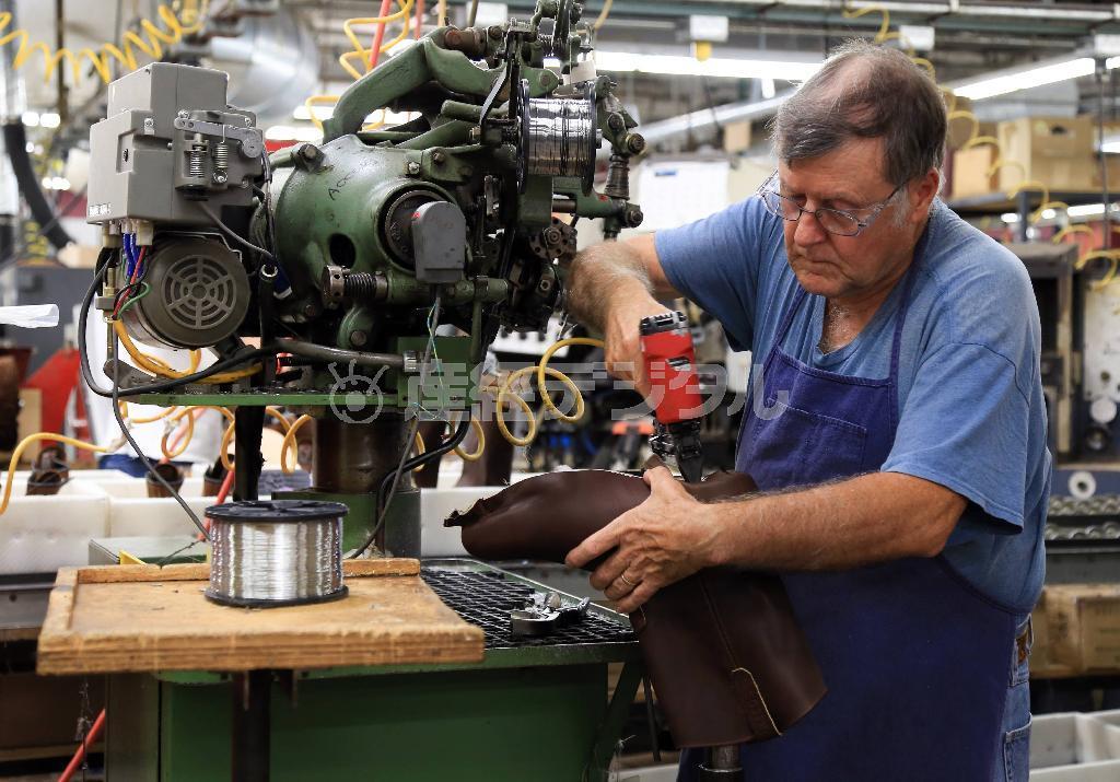 レッドウィングシューズの工房では、５２０人の職員が１日５０００足を仕上げる＝２０１４年１０月１５日、米ミネソタ州レッドウィング（緑川真実さん撮影）