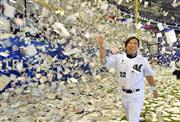紙吹雪が舞うなか、球場内を１周する里崎智也選手＝２０１４年９月２８日、千葉県千葉市美浜区・ＱＶＣマリンフィールド（戸加里真司撮影）