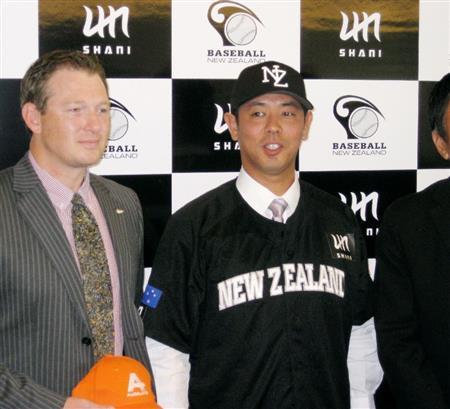 ニュージーランド野球連盟のＧＭ補佐兼代表チーム統括コーチに就任し、ユニホームを着て会見に臨む清水直行さん＝２０１４年３月２５日、東京都内のホテル（共同）