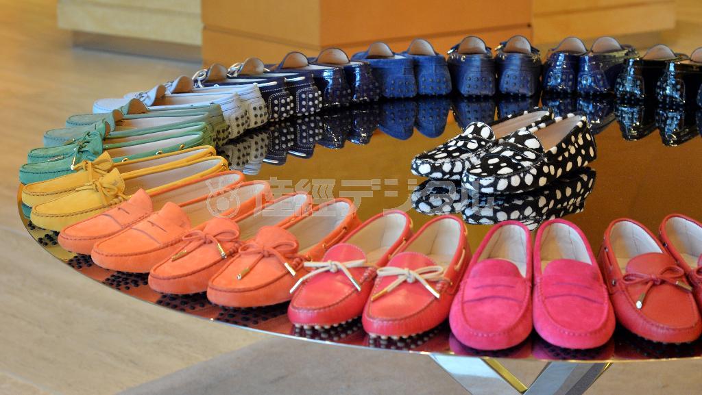 アイコン的存在の「ゴンミーニ」はシーズンごとにトレンドの色や柄を取り入れた新作が登場する＝２０１４年１０月２８日、東京都渋谷区のトッズ表参道ブティック（三尾郁恵撮影）