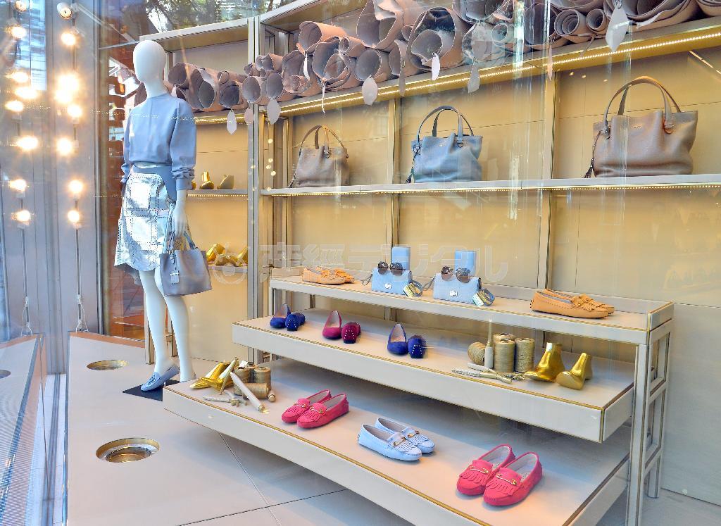 ショーウインドーに飾られたシルバーのスカート（左、４４万１０００円）は、革素材とは思えないしなやかさ＝２０１４年１０月２８日、東京都渋谷区のトッズ表参道ブティック（三尾郁恵撮影）