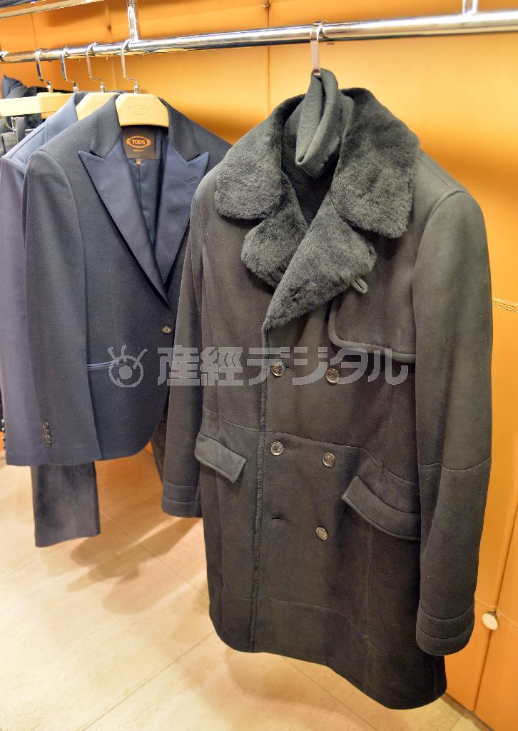 ムートンにしたラムスキンをトレンチに仕立てたメンズコート（８６万円）＝２０１４年１０月２８日、東京都渋谷区のトッズ表参道ブティック（三尾郁恵撮影）