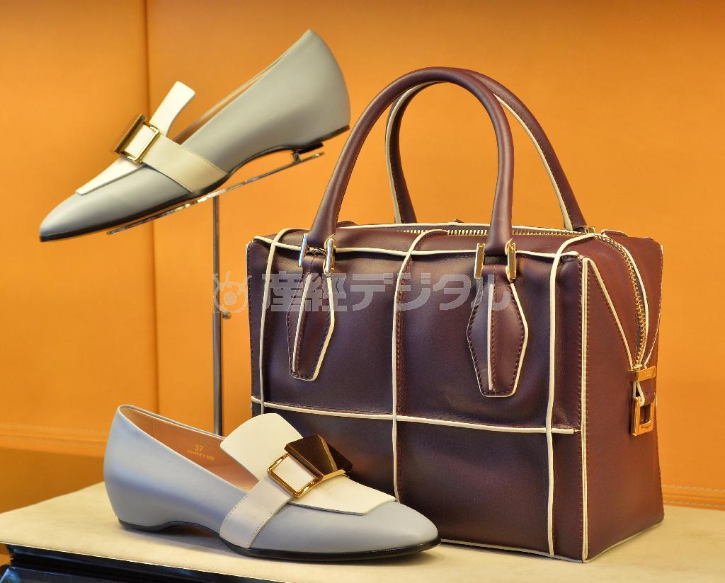 アイコン的存在のバッグ「トッズ＿ディーキューブ」（２１万円）とファッキネッティらしい色使いがさわやかな靴（８万６０００円）＝２０１４年１０月２８日、東京都渋谷区（三尾郁恵撮影）