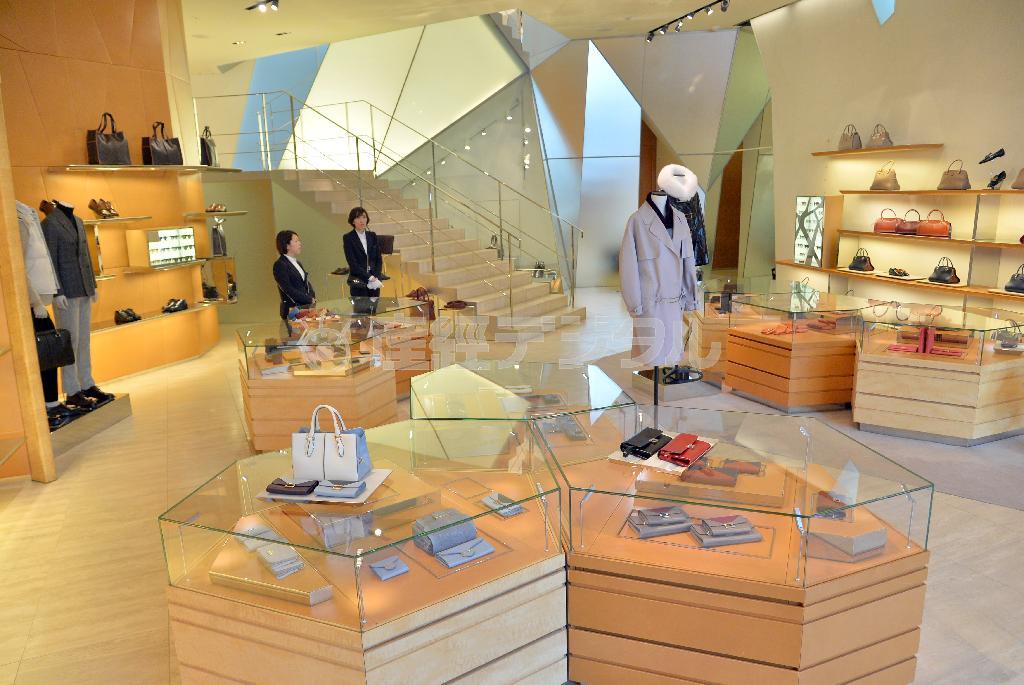 トッズ表参道ブティック１階にはウイメンズの靴や小物、衣類が展開されている＝２０１４年１０月２８日、東京都渋谷区（三尾郁恵撮影）