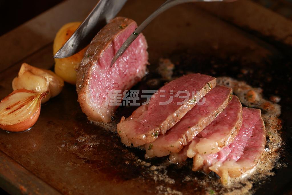 客の目の前で焼き上げ、切り分けられるローストビーフ。外側はこんがり香ばしく、中はきれいなロゼ色。あっさりしているので何枚でも食べられる＝２０１４年１０月２３日、京都市中京区（恵守乾撮影）