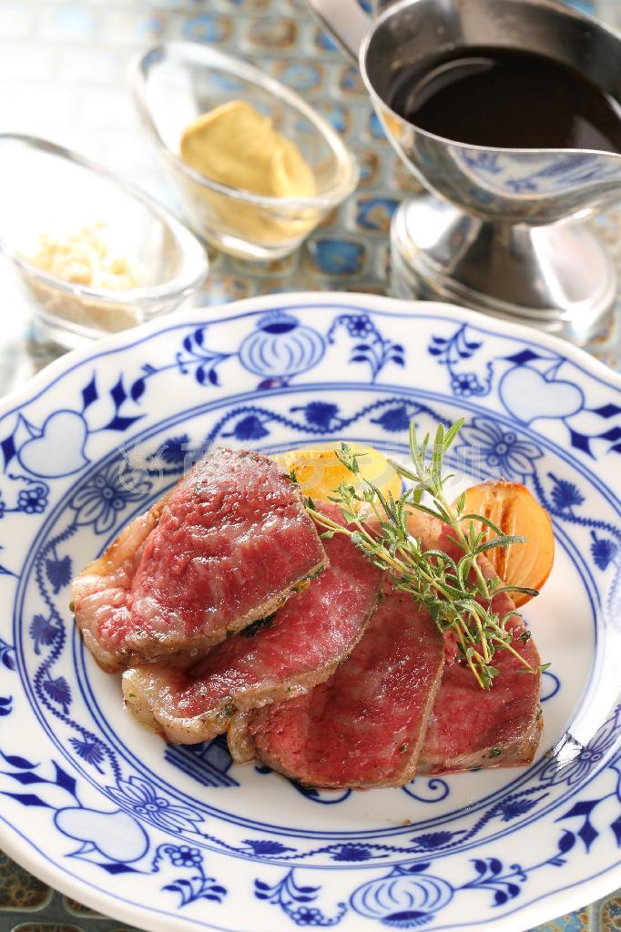 焼きたて熱々のローストビーフ。西洋わさび、マスタード、グレービーソースが添えられているが、「何もつけずに食べる！」という人が多いそうだ＝２０１４年１０月２３日、京都市中京区（恵守乾撮影）