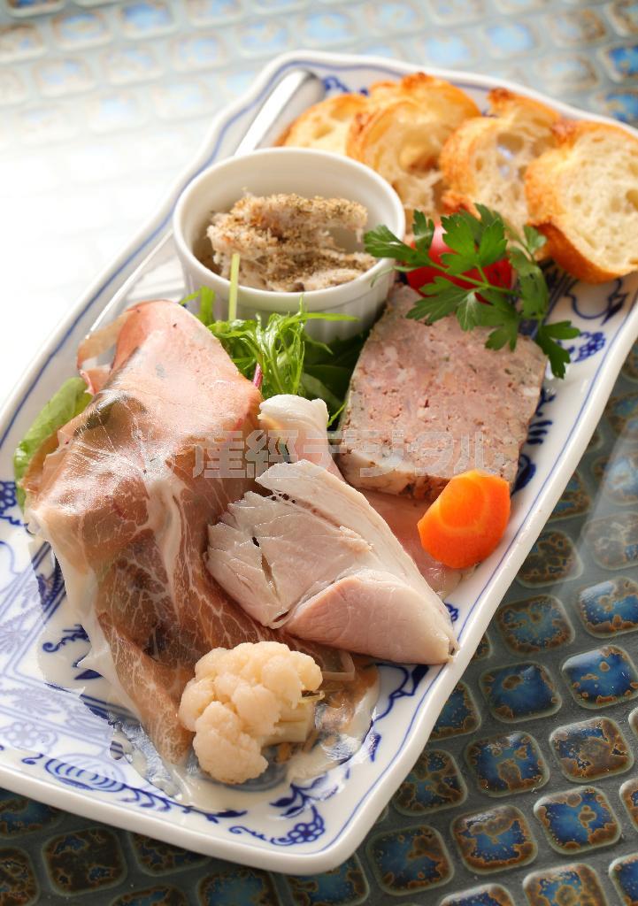 自家製のパテやリエット、生ハムなどの「シャルキュトリーの盛り合わせ」。オードブルは数種類から選べる＝２０１４年１０月２３日、京都市中京区（恵守乾撮影）