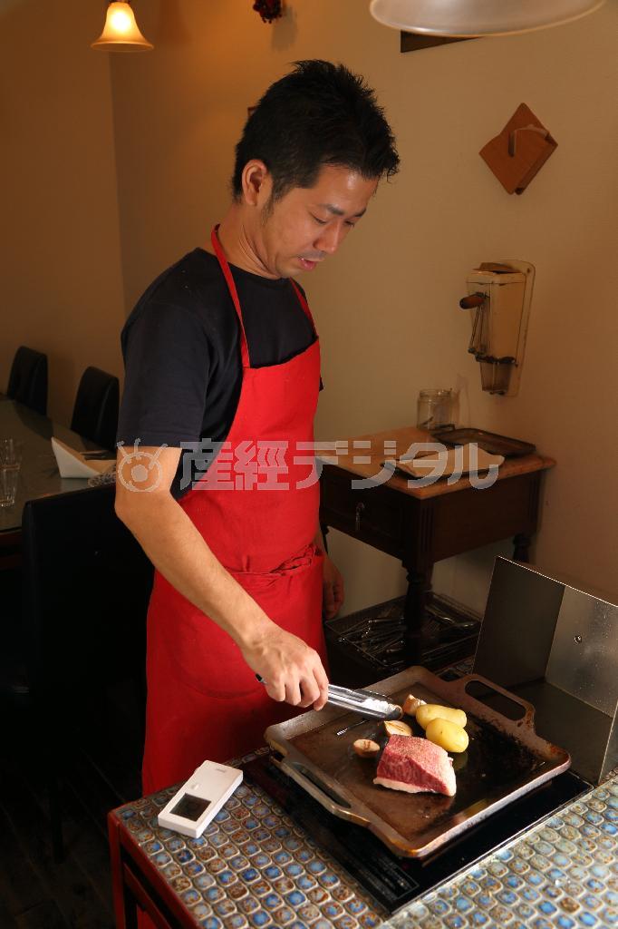 客の目の前でローストビーフを焼くオーナーシェフの渡辺勇樹さん。「食事の進み具合などに合わせてタイミングよく焼き上がるようにしています」＝２０１４年１０月２３日、京都市中京区（恵守乾撮影）