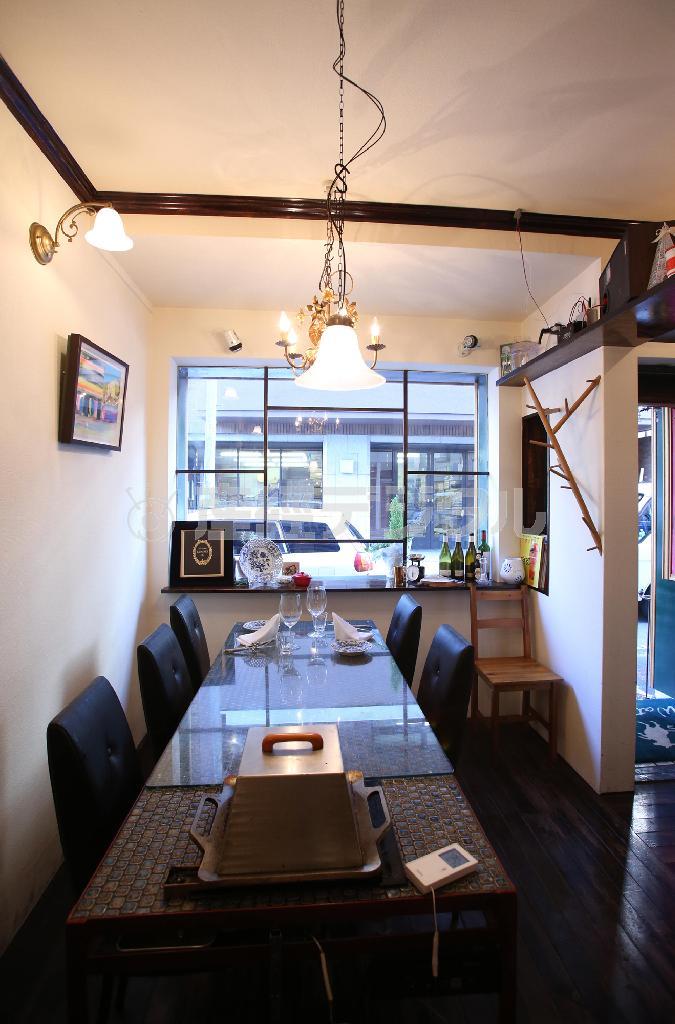 おしゃれな雰囲気の店内。テーブル２卓とカウンター３席がある＝２０１４年１０月２３日、京都市中京区（恵守乾撮影）