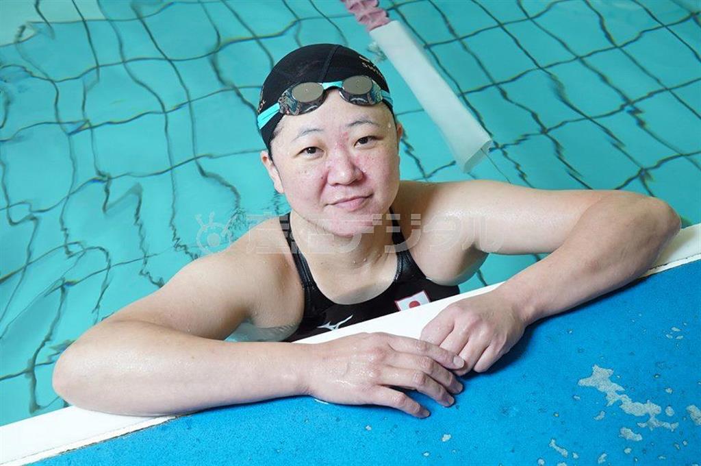 「水の中では自由になれる」と話す成田真由美さん（撮影協力・横浜サクラスイミングスクール、山下元気さん撮影）