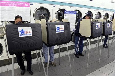 4日、米中西部イリノイ州シカゴのコインランドリーに設けられた中間選挙の投票所で、票を投じる有権者ら（ゲッティ＝共同）