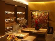 呉服・和装ギャラリーはゴールドを基調に高級感のある落ち着いた和空間とした