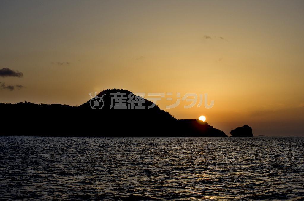 江仁屋離島の夕陽。あまりの美しさに溜息が漏れた＝２０１４年５月２４日、鹿児島県大島郡瀬戸内町・加計呂麻島（井浦新さん撮影）
