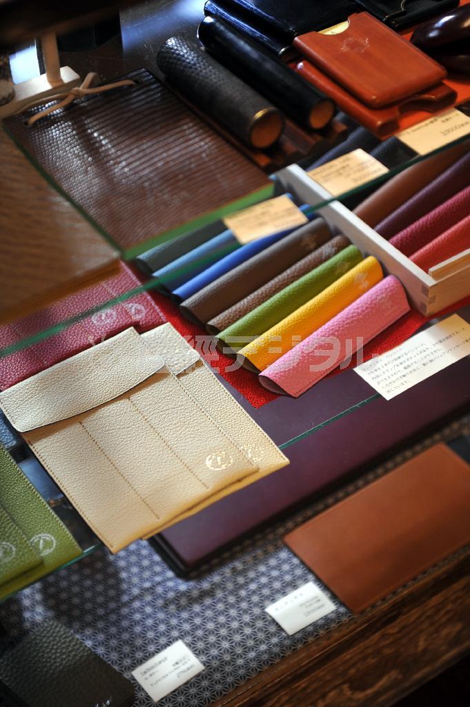 「使うほど味が出る」という革のペンケースやマットなどのセレクションにもこだわりが感じられる＝２０１４年１０月２７日、兵庫県神戸市中央区（頼光和弘撮影）