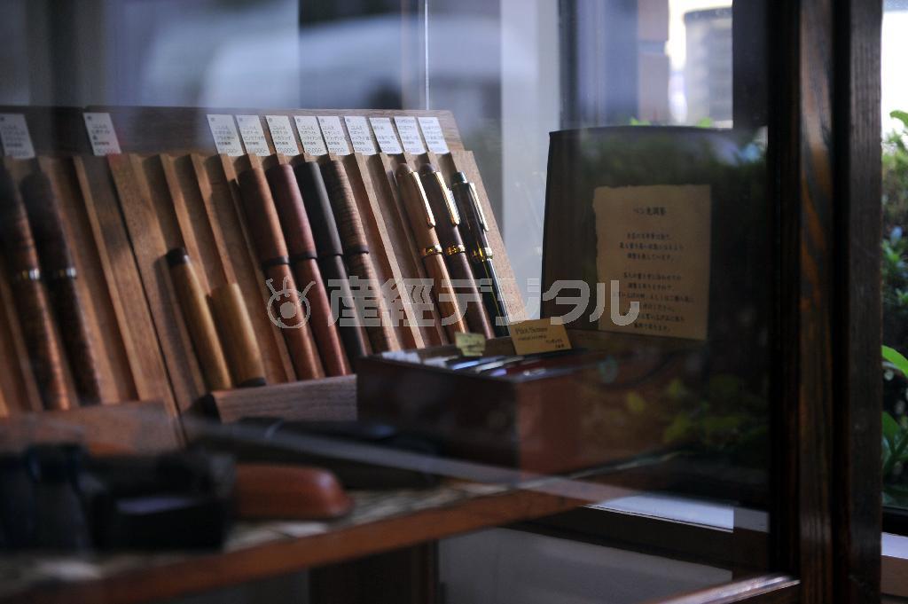 木のぬくもりを感じられる万年筆の数々。オリジナルの万年筆も豊富にそろえる＝２０１４年１０月２７日、兵庫県神戸市中央区（頼光和弘撮影）