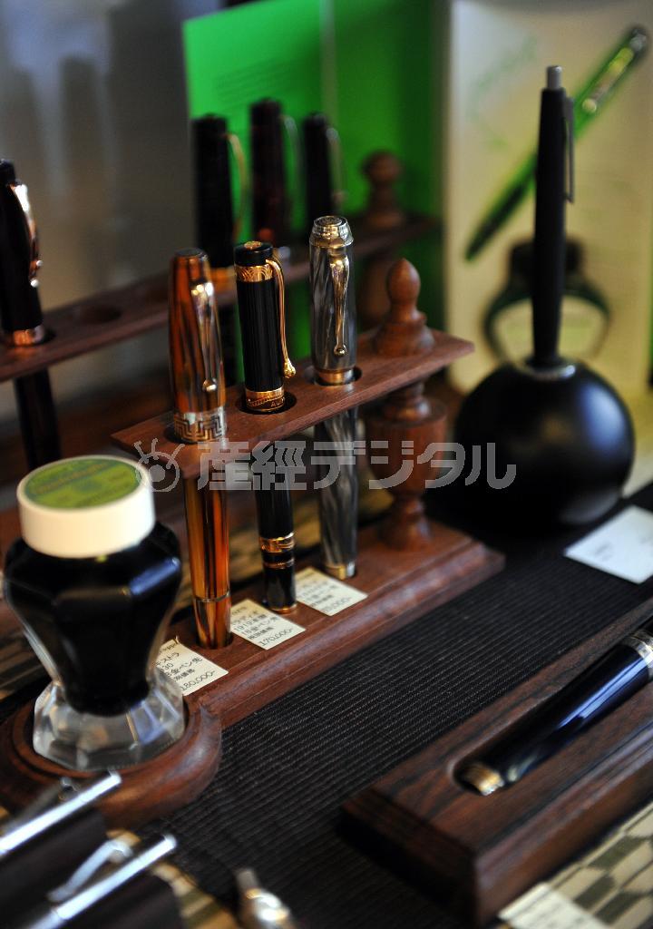 国内外から厳選した万年筆の価格は４０００円～１０万円超と幅広い。自分用にプレゼント用にと選ぶ時間もまた楽しい＝２０１４年１０月２７日、兵庫県神戸市中央区（頼光和弘撮影）