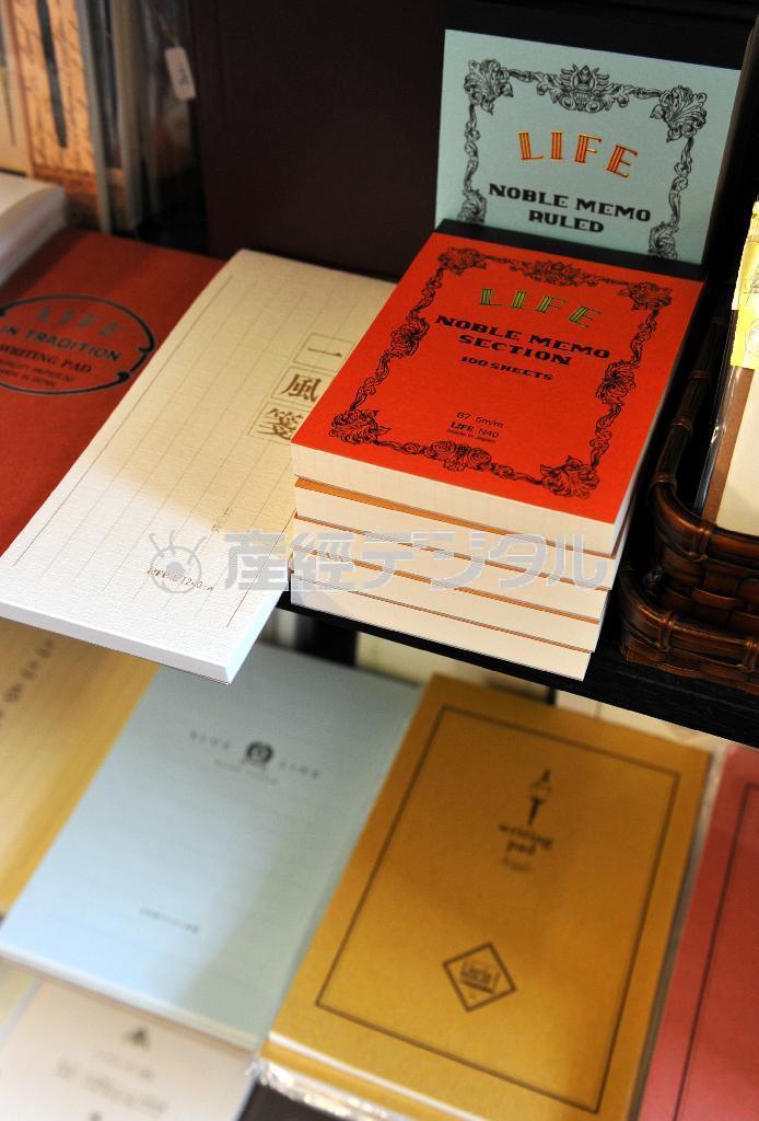 万年筆と相性のいい紙を使用したメモや便箋など。オリジナルのダイアリー帖なども販売している＝２０１４年１０月２７日、兵庫県神戸市中央区（頼光和弘撮影）