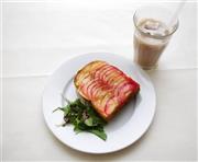 オリジナルりんごスムージーとカマンベールチーズとハム＿りんごのクロックムッシュ＝２０１４年１１月５日（ニュースペース・コム提供）