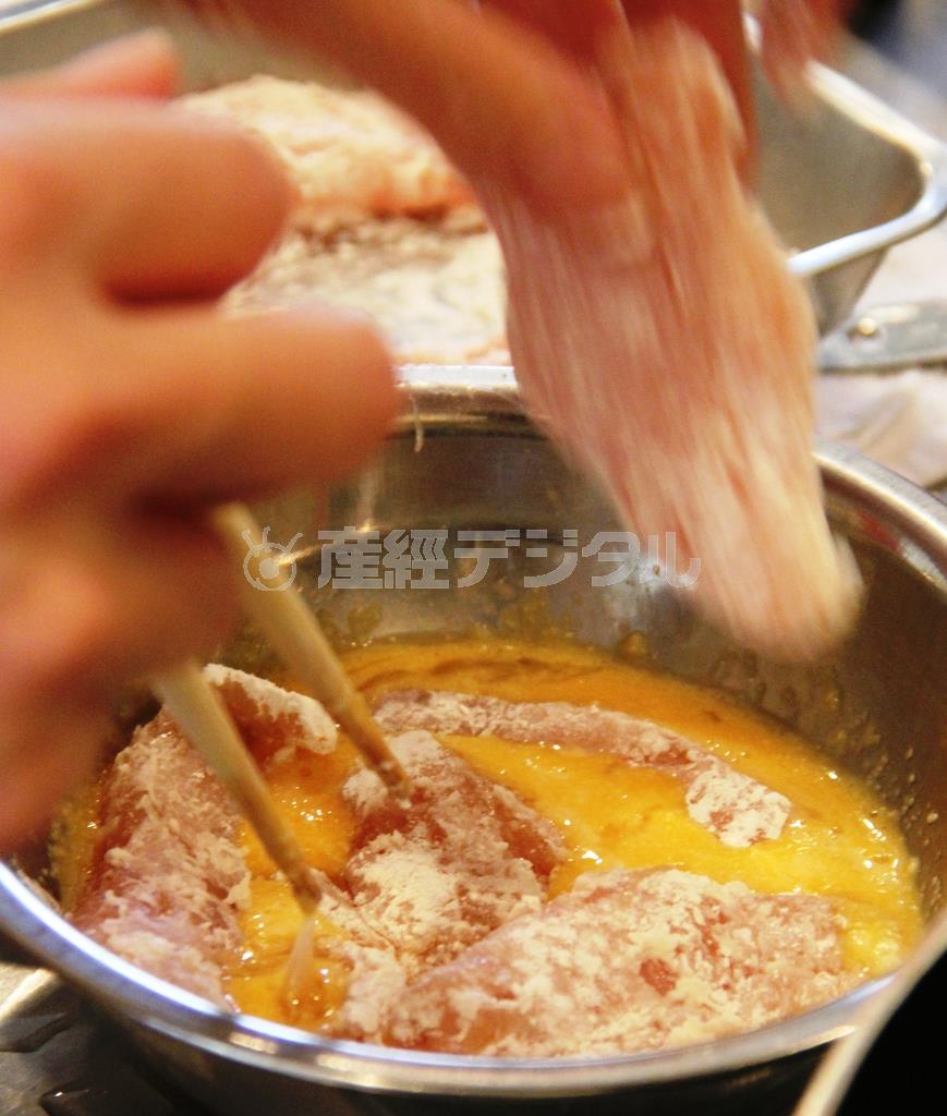 ささみの塩麹風味ピカタ（作り方１）＿＿ささみに塩麹をなじませて３０分以上おき、塩麹をぬぐってそぎ切りにする（田中幸美撮影）