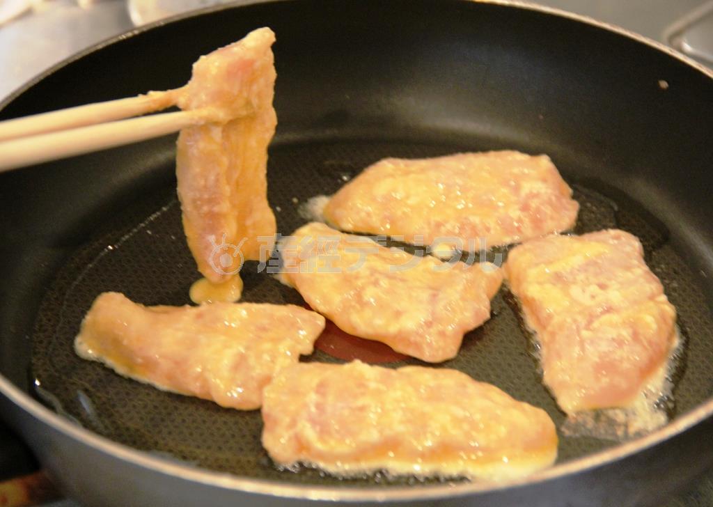 ささみの塩麹風味ピカタ（作り方２）＿＿（作り方１：調理したささみ）に小麦粉を薄くまぶし、溶いた卵に粉チーズを加えた衣をくぐらせる。オリーブ油を熱したフライパンで両面を香ばしく焼く。