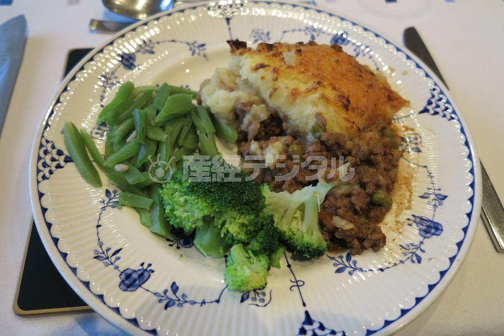 イギリスの代表的な家庭料理であるコテージパイ。おいしすぎておかわりした＝２０１４年８月２４日（獨協大学＿有志学生記者、斎藤悠輔撮影）