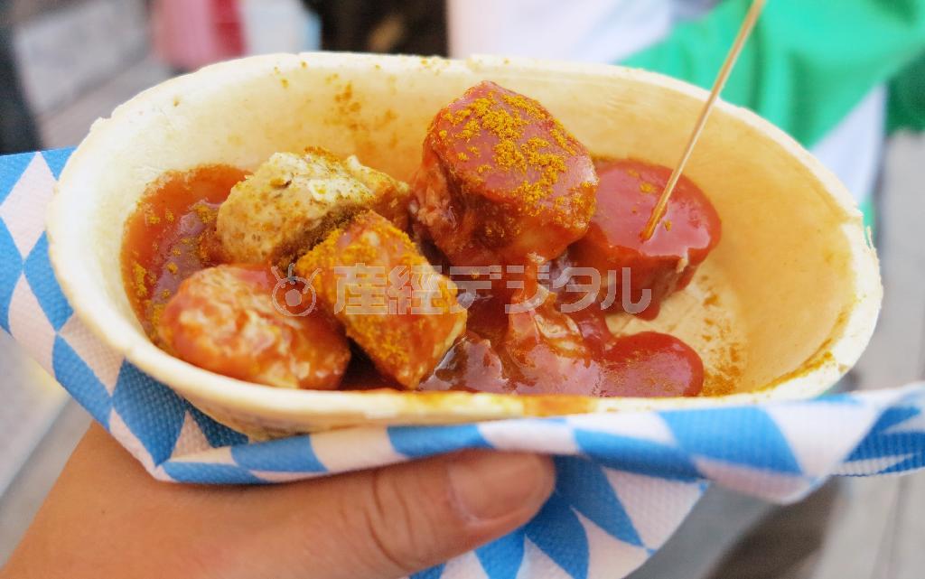 絶対食べたいと思っていたドイツの名物料理「カリーヴルスト」。ソーセージにカレー粉とケチャップをまぶしただけの料理だが、めちゃくちゃうまい＝２０１４年９月２３日、ドイツ・バイエルン州ミュンヘン（獨協大学＿有志学生記者、斎藤悠輔さん撮影）