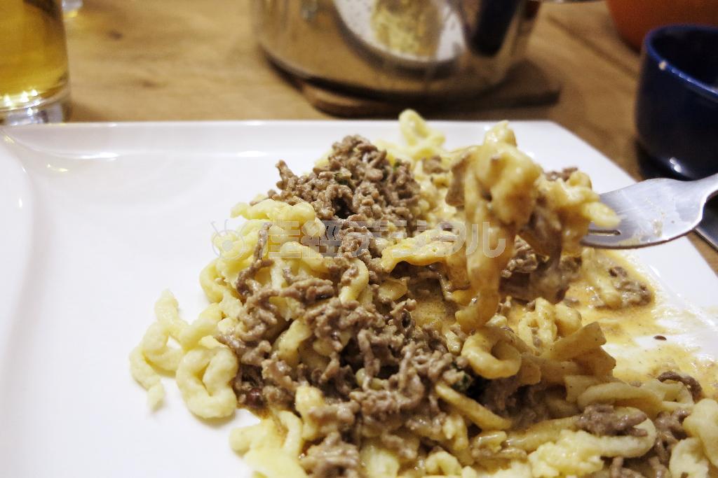 ドイツのおふくろの味のヌードル。麺はお手製で、もちもちとした食感。ひき肉のソースと絡まり、今回の旅で味わってきた家庭料理の中でもトップ３に入るおいしさだった＝２０１４年９月２４日、ドイツ・バイエルン州ミュンヘン（獨協大学＿有志学生記者、斎藤悠輔さん撮影）
