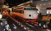 旧交通科学博物館からトレーラーで搬送される０系新幹線車両＝７日午前１時２分、大阪市港区（恵守乾撮影）