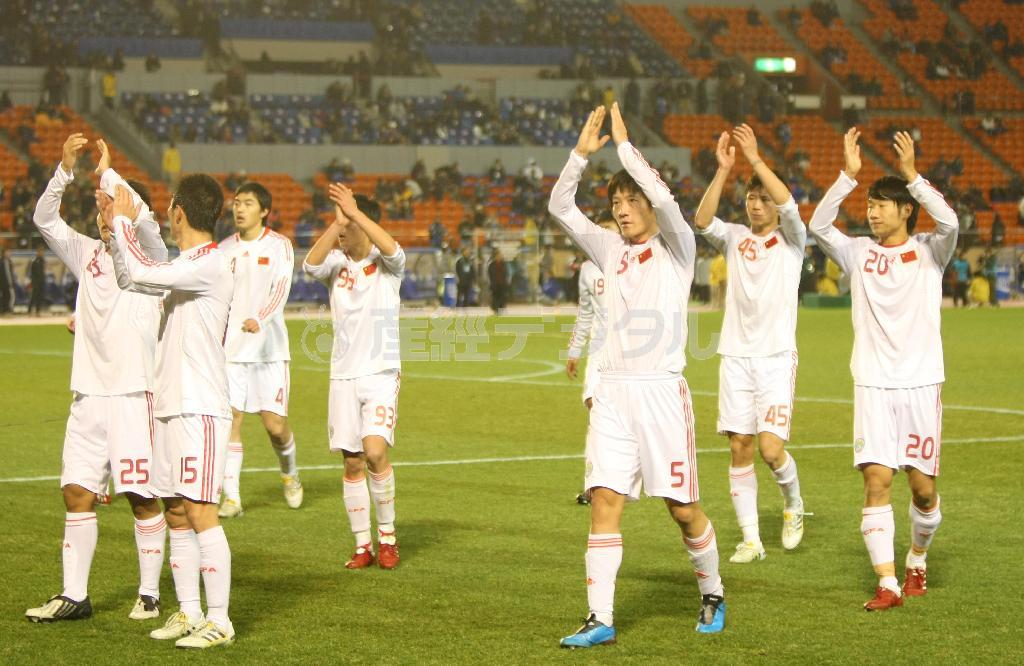サポーターに挨拶するサッカーの中国代表イレブン。習近平指導部の反腐敗キャンペーンはスポーツ界にも及び、特にやり玉に挙げられているのが、低迷が続き、国民も不満を募らせているサッカーだ＝２０１０年２月１４日、東京都新宿区・国立競技場（吉沢良太撮影）
