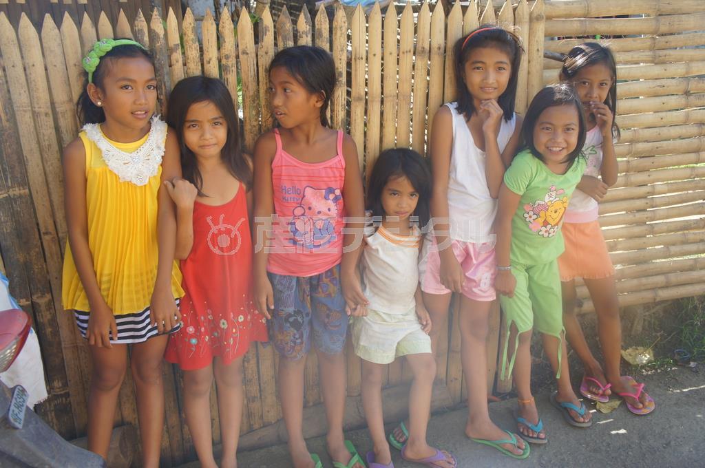 支援地域の子供たち＝２０１４年３月２０日、フィリピン・サマール島（ワールド・ビジョン・ジャパン撮影）