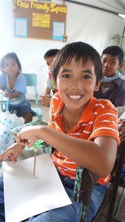 台風のつらい経験を乗り越え、子どもたちは学ぶことを楽しんでいる＝フィリピン・レイテ島（ワールド・ビジョン・ジャパン撮影）