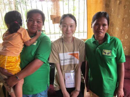 感謝を伝えてくれた女性（右）＝２０１４年３月２１日（ワールド・ビジョン・ジャパン撮影）