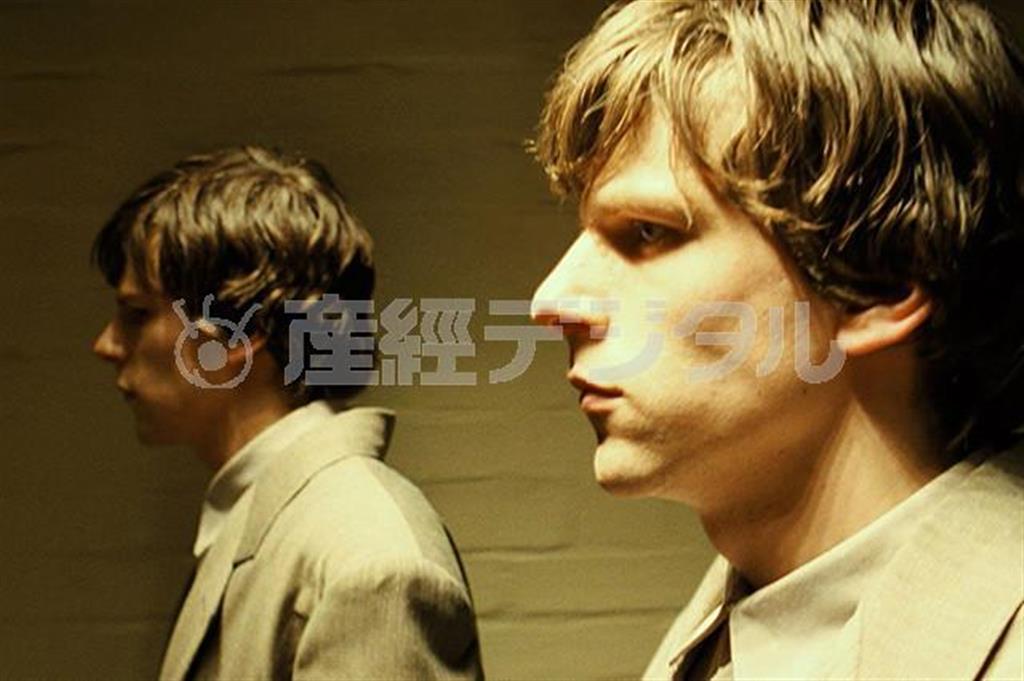 映画「嗤う分身」（リチャード・アイオアディ監督）。１１月８日公開（エスパースサロウ提供）。（Ｃ）Ｃｈａｎｎｅｌ＿Ｆｏｕｒ＿Ｔｅｌｅｖｉｓｉｏｎ＿Ｃｏｒｐｏｒａｔｉｏｎ，Ｔｈｅ＿Ｂｒｉｔｉｓｈ＿Ｆｉｌｍ＿Ｉｎｓｔｉｔｕｔｅ，Ａｌｃｏｖｅ＿Ｄｏｕｂｌｅ＿Ｌｉｍｉｔｅｄ＿２０１３