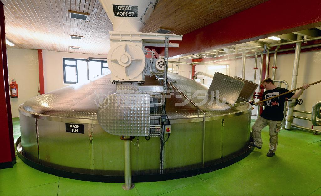 ベンネヴィス蒸留所で作業する従業員。真剣なまなざしにスコットランド人の誇りがにじむ＝２０１４年９月２２日、英スコットランド・フォートウィリアム（大西史朗撮影）