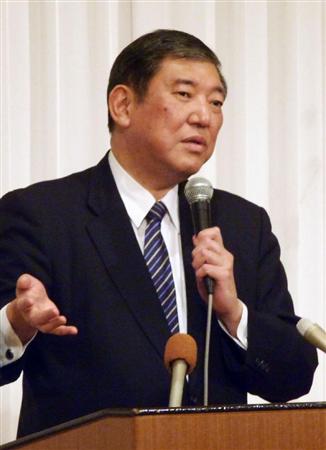 自民党の会合で講演する石破地方創生相＝８日午後、京都市