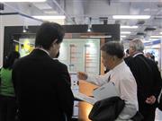 出展企業の担当者と話し込む来場者。グローバル化とともに新しい知財ツールが求められている＝５日、東京都千代田区の科学技術館