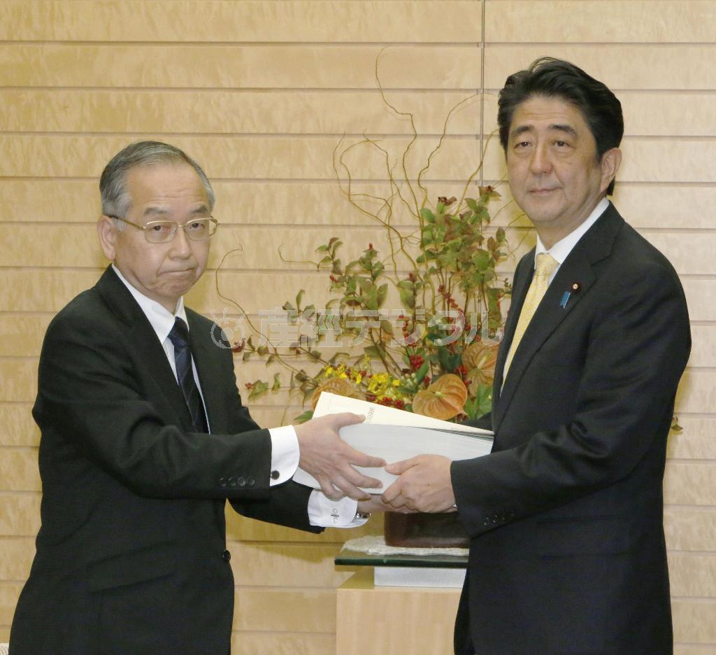 河戸光彦会計検査院長（左）から決算検査報告を受け取る安倍晋三（しんぞう）首相＝２０１４年１１月７日夕、首相官邸（共同）