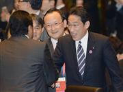 ＡＰＥＣ閣僚会議のオープニングセッションで出席者と握手する岸田文雄外相（右）＝７日、北京（共同）