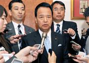 ＴＰＰ閣僚会合を終え、記者団の質問に答える甘利ＴＰＰ相＝８日、北京（共同）