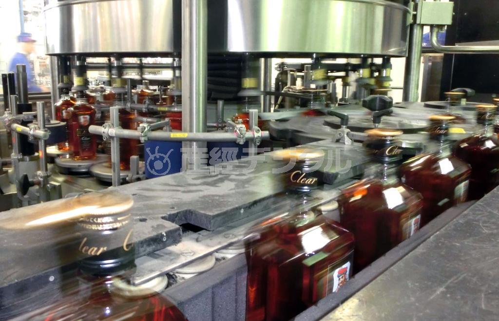 ニッカウヰスキー柏工場（千葉県柏市）の製造ライン。写真は「ブラックニッカクリア」（アサヒビール提供）
