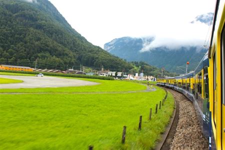 のどかな風景のなかを快適な足取りで駆け抜けるベルナーオーバーラント鉄道